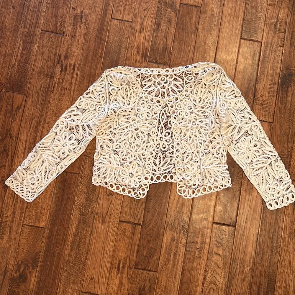 ETHOS Lace Top and Pencil Skirt - Picture 4 of 8
